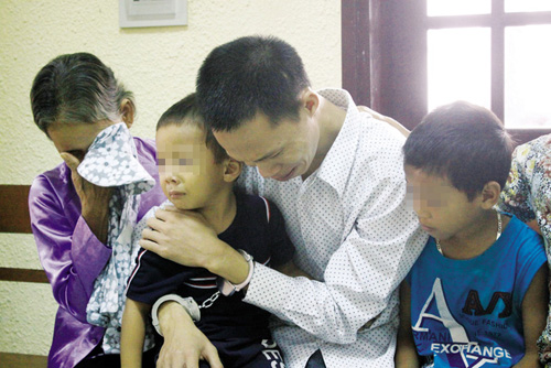 Đau lòng nước mắt trẻ thơ trong phiên tòa xử cha giết mẹ Đau lòng nước mắt trẻ thơ trong phiên tòa xử cha giết mẹ