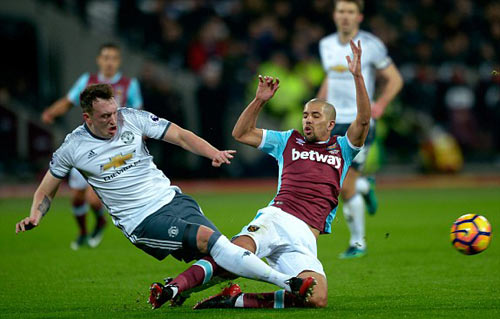 Rút thẻ đỏ SAO West Ham: Trọng tài bị tố thiên vị MU Rút thẻ đỏ SAO West Ham: Trọng tài bị tố thiên vị MU