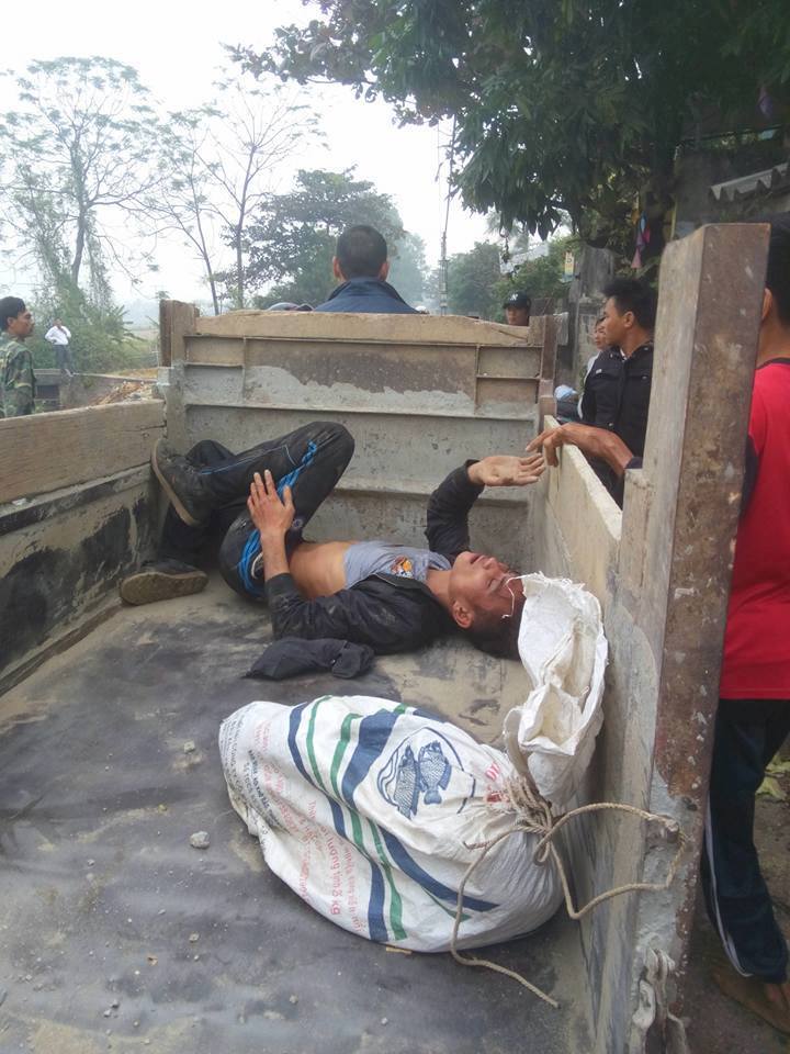 Sợ cẩu tặc bị đánh chết, công an tức tốc tới giải cứu - 1