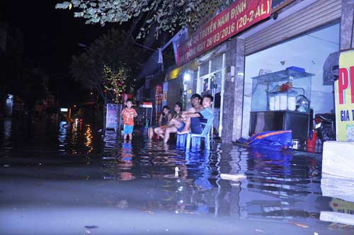 Hé lộ nguyên nhân hàng trăm hộ dân SG phải chạy "lũ" trong đêm Hé lộ nguyên nhân hàng trăm hộ dân SG phải chạy "lũ" trong đêm