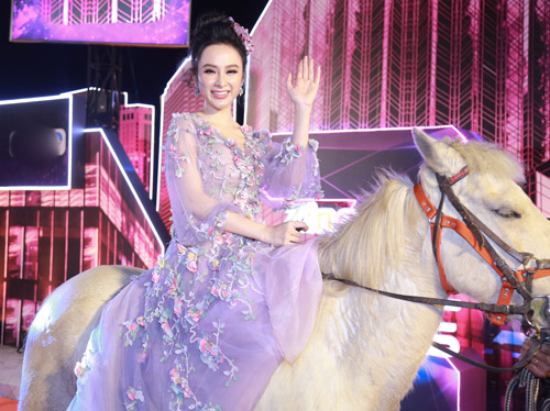 Angela Phương Trinh kiêu kỳ cưỡi ngựa trên thảm đỏ Angela Phương Trinh kiêu kỳ cưỡi ngựa trên thảm đỏ