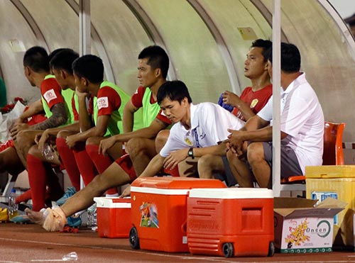 Công Vinh dọa đuổi “đàn em” thái độ láo với HLV trưởng Công Vinh dọa đuổi “đàn em” thái độ láo với HLV trưởng