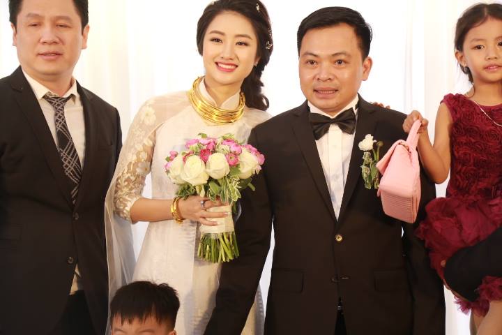 HH Thu Ngân đeo vàng "trĩu cổ" trong đám cưới với đại gia HH Thu Ngân đeo vàng "trĩu cổ" trong đám cưới với đại gia