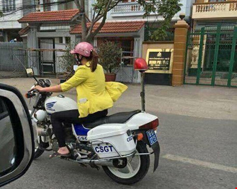 Cô gái mặc áo vàng đi xe đặc chủng CSGT là nhân viên sửa xe Cô gái mặc áo vàng đi xe đặc chủng CSGT là nhân viên sửa xe
