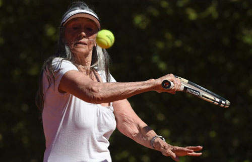 Tennis: Cụ bà U90 chạy như Djokovic, trái tay tựa Federer - 1