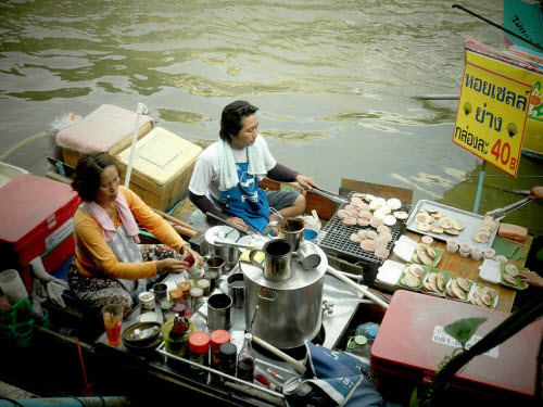 Khám phá những khu chợ nổi ấn tượng nhất Đông Nam Á - 9