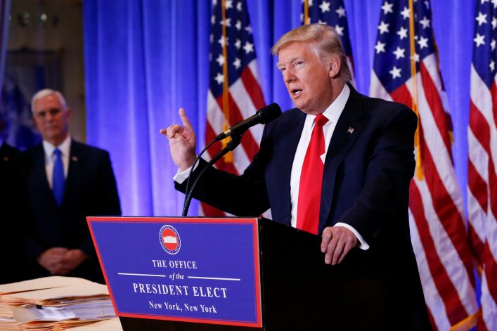 Trump giận giữ, đấu khẩu phóng viên CNN trong họp báo - 1