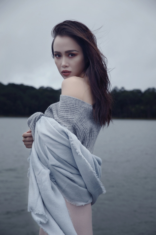 Vũ Ngọc Anh thả vai trần gợi cảm giữa Đà Lạt mờ sương - 1