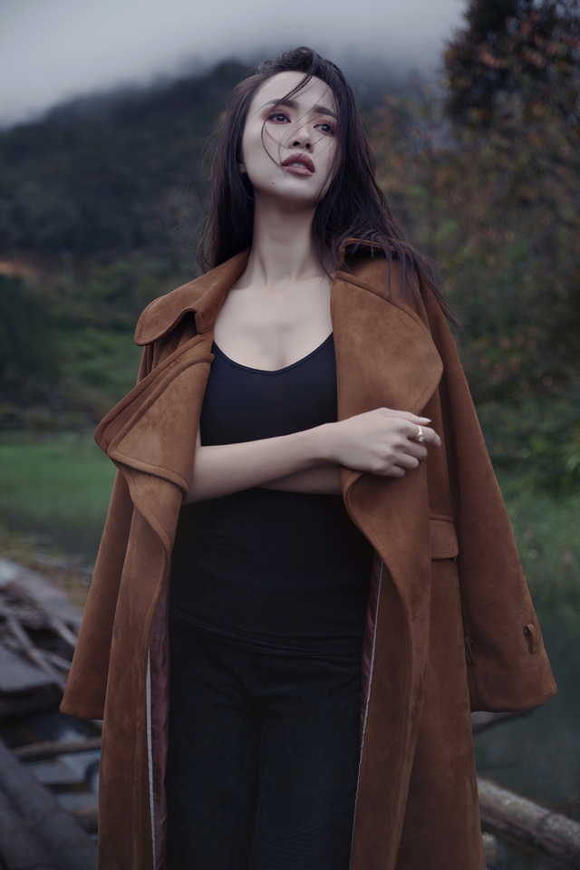 Vũ Ngọc Anh thả vai trần gợi cảm giữa Đà Lạt mờ sương - 9