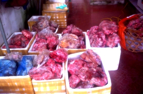 Phát hiện hơn 1 tấn thực phẩm hôi thối chuẩn bị ra thị trường - 1