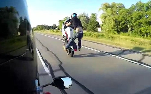Xe đua 160km/h: "Bốc đầu" thể hiện, được ngay vào viện Xe đua 160km/h: "Bốc đầu" thể hiện, được ngay vào viện
