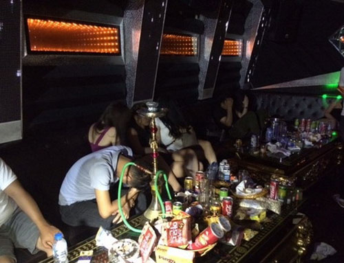 Bốn thiếu nữ 16 tuổi bay lắc trong quán karaoke Bốn thiếu nữ 16 tuổi bay lắc trong quán karaoke