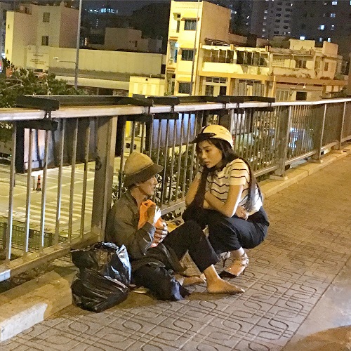 HH Kỳ Duyên mặc giản dị âm thầm đi phát quà lúc nửa đêm HH Kỳ Duyên mặc giản dị âm thầm đi phát quà lúc nửa đêm