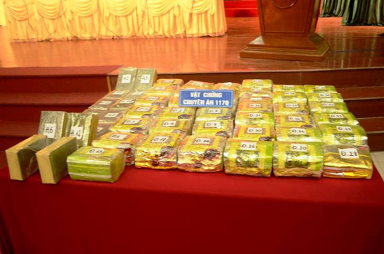 Bắt 2 "bà trùm", thu 45 kg ma túy đá, 30 bánh heroin, 2 súng AK Bắt 2 "bà trùm", thu 45 kg ma túy đá, 30 bánh heroin, 2 súng AK