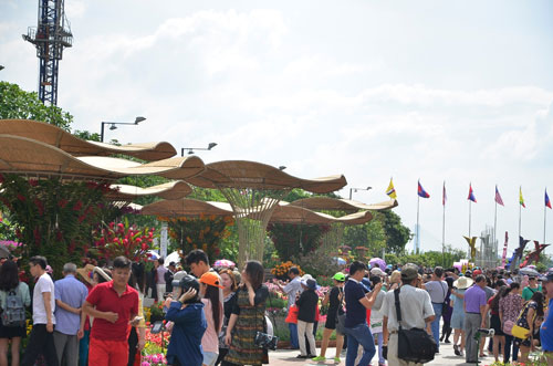 Nhiều người mếu máo vì bị giật điện thoại ở đường hoa Tết Nhiều người mếu máo vì bị giật điện thoại ở đường hoa Tết