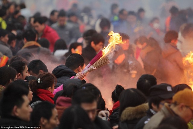 Trung Quốc: Đỏ rực trời ngày cúng Thần tài - 2