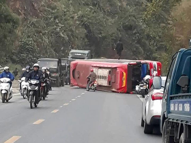 Hòa Bình: Xe khách 50 chỗ đâm thẳng vào vách núi Hòa Bình: Xe khách 50 chỗ đâm thẳng vào vách núi