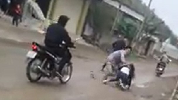 Bắt vợ ở Nghệ An: Sẽ xử phạt hành chính 4 thanh niên - 1