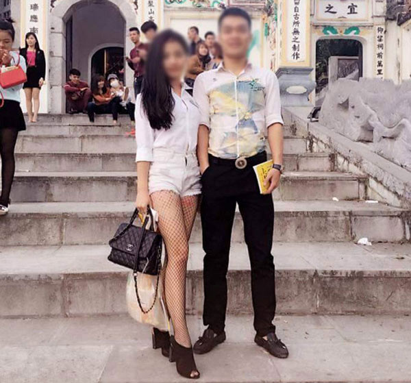 Đỏ mặt hình ảnh phản cảm thiếu nữ lễ chùa đầu năm Đỏ mặt hình ảnh phản cảm thiếu nữ lễ chùa đầu năm
