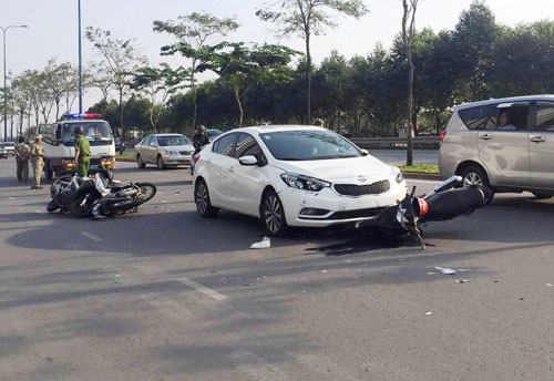 Ô tô "đại náo" đường phố Sài Gòn, xe máy nằm la liệt Ô tô "đại náo" đường phố Sài Gòn, xe máy nằm la liệt