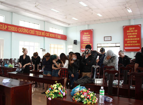 28 nam nữ thuê phòng Karaoke chơi ma túy tập thể 28 nam nữ thuê phòng Karaoke chơi ma túy tập thể