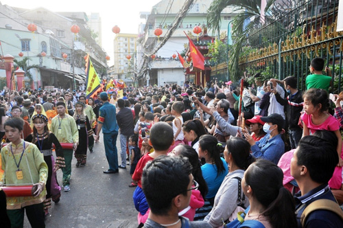 Ngàn người xem biểu diễn Tết Nguyên tiêu của người Hoa ở Sài Gòn - 10