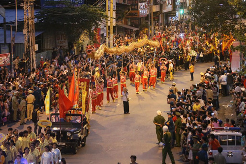 Ngàn người xem biểu diễn Tết Nguyên tiêu của người Hoa ở Sài Gòn - 15