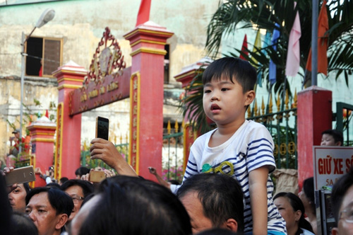 Ngàn người xem biểu diễn Tết Nguyên tiêu của người Hoa ở Sài Gòn - 13