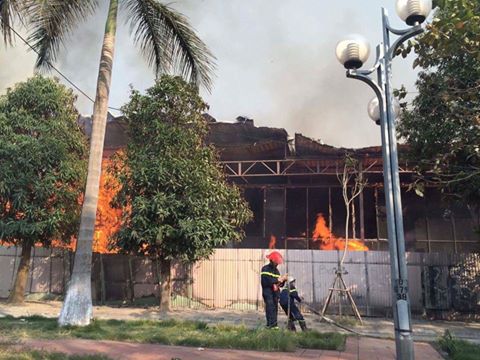 HN: Lửa thiêu rụi hàng nghìn mét vuông nhà xưởng trên đường Võ Chí Công - 1