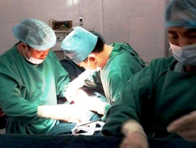 Truy bắt nghi can đâm thủng ruột hai thanh niên Truy bắt nghi can đâm thủng ruột hai thanh niên