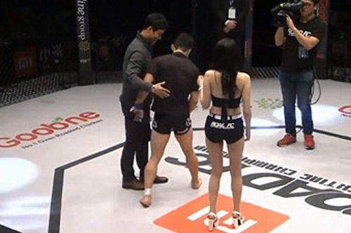 Ring-girl quá đẹp, võ sỹ khổ vì &#34;chuyện tế nhị&#34; - 1