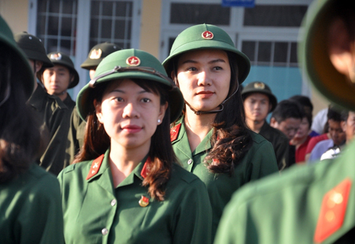 Giữa nghìn quân, 5 cô gái Sài Gòn tươi tắn lên đường nhập ngũ Giữa nghìn quân, 5 cô gái Sài Gòn tươi tắn lên đường nhập ngũ