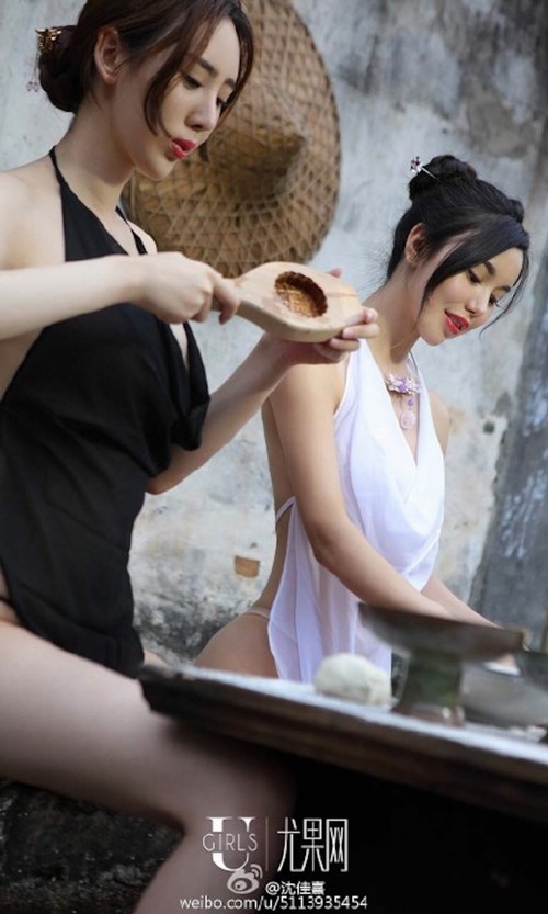 Dậy sóng với bộ ảnh áo yếm thả rông của 2 thiếu nữ làm bánh - 3