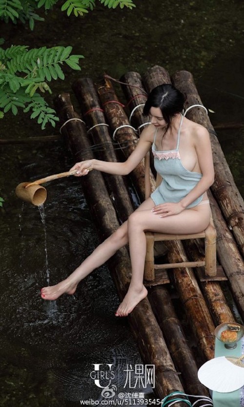 Dậy sóng với bộ ảnh áo yếm thả rông của 2 thiếu nữ làm bánh - 4