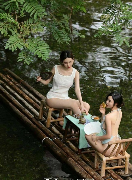 Dậy sóng với bộ ảnh áo yếm thả rông của 2 thiếu nữ làm bánh - 8