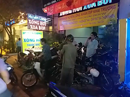Tiếp viên khỏa thân kích dục cho khách trong tiệm massage Tiếp viên khỏa thân kích dục cho khách trong tiệm massage