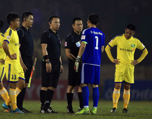 Thói quen “bồi dưỡng” làm hư trọng tài V-League - 1