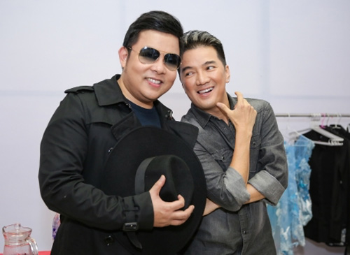 Quang Lê: "Đàm Vĩnh Hưng đã hôn tôi 2 lần" Quang Lê: "Đàm Vĩnh Hưng đã hôn tôi 2 lần"