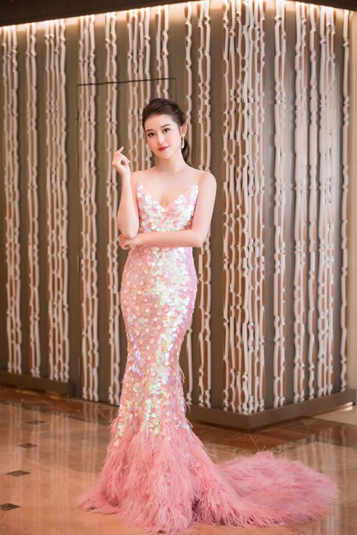 Huyền My - Khánh My mặc trùng sequin, ai sexy hơn? Huyền My - Khánh My mặc trùng sequin, ai sexy hơn?