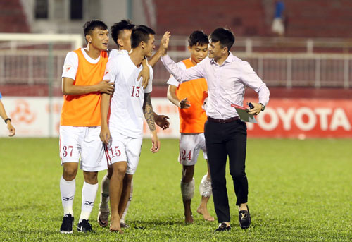 Công Vinh kéo khán giả TP HCM đến sân - 1