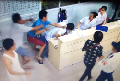 Nữ điều dưỡng bị côn đồ tấn công khi cấp cứu bệnh nhân Nữ điều dưỡng bị côn đồ tấn công khi cấp cứu bệnh nhân