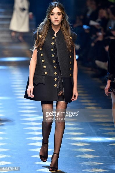 Thấp thỏm vì váy như sắp rơi của "con gái Rambo" - 7