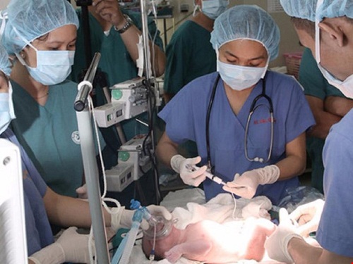 2 ca mổ song song của 40 bác sĩ cứu bé sinh non - 1