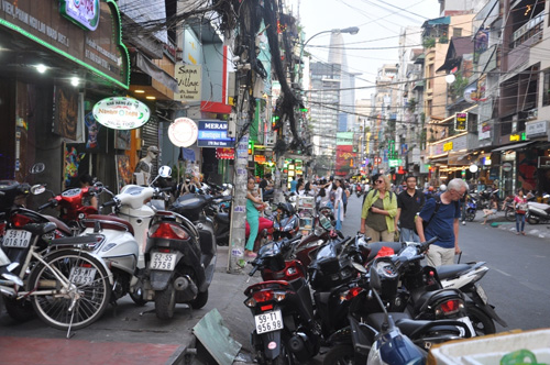 Phó Chủ tịch quận 1 giành lại vỉa hè, phố Tây "bất khả xâm phạm"? Phó Chủ tịch quận 1 giành lại vỉa hè, phố Tây "bất khả xâm phạm"?