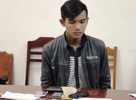 Nam sinh quay trộm bạn nữ tắm rồi tống tiền Nam sinh quay trộm bạn nữ tắm rồi tống tiền