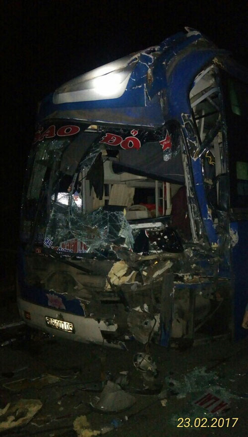 Xe container dìu ô tô khách mất thắng trên đèo Lò Xo - 1