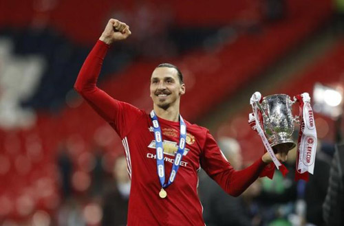 Nâng cúp cùng MU: Ibra chạm đâu cũng thành “vàng” Nâng cúp cùng MU: Ibra chạm đâu cũng thành “vàng”