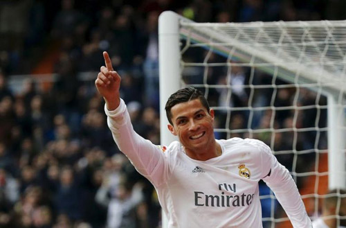 Sắp phá kỷ lục nửa thế kỷ, CR7 vẫn bị "đánh hội đồng" Sắp phá kỷ lục nửa thế kỷ, CR7 vẫn bị "đánh hội đồng"