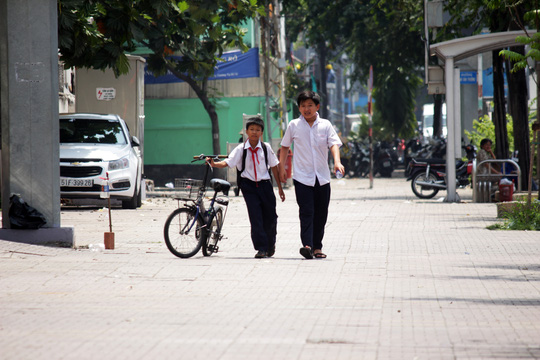 Quận 1 "vắng" ông Hải 2 ngày, vỉa hè bị chiếm tràn lan Quận 1 "vắng" ông Hải 2 ngày, vỉa hè bị chiếm tràn lan