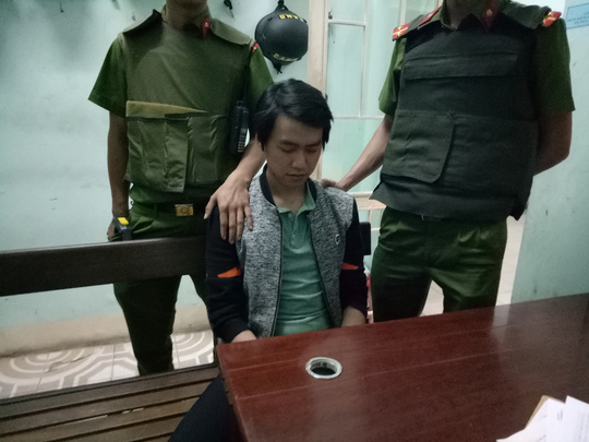 Dí dao uy hiếp nhân viên cướp ngân hàng ở Đà Nẵng Dí dao uy hiếp nhân viên cướp ngân hàng ở Đà Nẵng